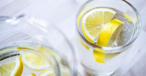 Tilføjelse af citronsaft til vand vil gøre det lettere at holde sig til en vanddiæt. 