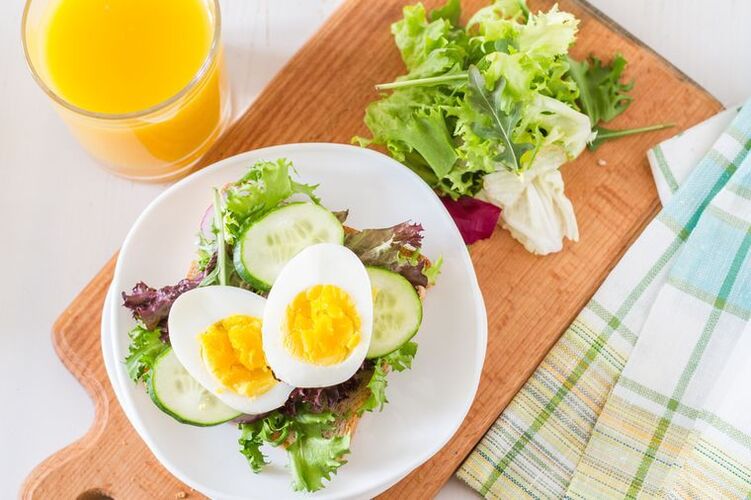 Agurk og kogt æg salat