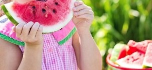 pige spiser vandmelon