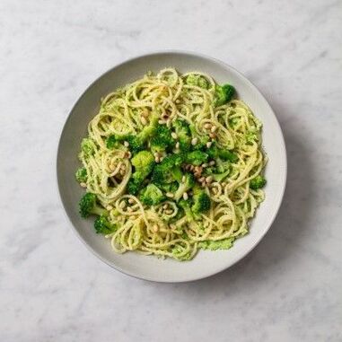 spaghetti med broccoli og pinjekerner, middelhavskost