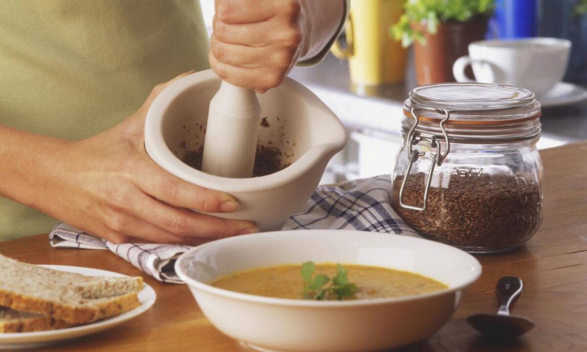 Tilføjelse af hørfrø til suppe for god tarmfunktion