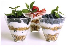 havregryn med yoghurt og bær til korrekt ernæring og vægttab
